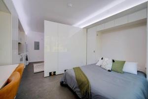ein Schlafzimmer mit einem Bett und einer weißen Wand in der Unterkunft KCM Tremont Oaks Apartments 3 in Cleveland