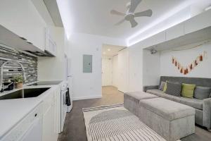 ein Wohnzimmer mit einem Sofa und einer Küche in der Unterkunft KCM Tremont Oaks Apartments 3 in Cleveland