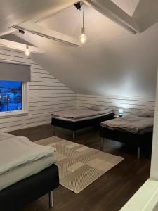 Cette chambre comprend 2 lits et une fenêtre. dans l'établissement Big Apartment in central Kiruna 5, à Kiruna