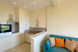 Dapur atau dapur kecil di Nissaki Suite Artemis Apartment by Sealand Villas