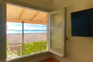 Televisyen dan/atau pusat hiburan di Nissaki Suite Artemis Apartment by Sealand Villas