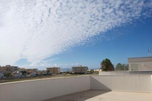 - une vue sur le ciel depuis le toit d'un bâtiment dans l'établissement Villa Federica, à Pizzolungo