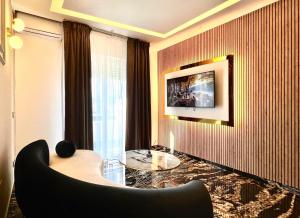 una habitación de hotel con una silla y una mesa en Black Suite Hydro, en Montecatini Terme