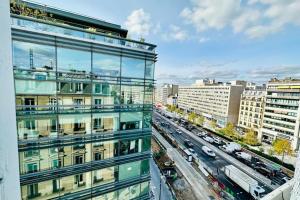 un edificio alto de cristal con una concurrida calle de la ciudad en Attractive 20 m in the heart of city en Neuilly-sur-Seine