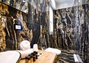 y baño con lavabo, aseo y bañera. en Black Suite Hydro en Montecatini Terme