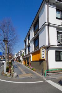 un edificio sul lato di una strada di Chuokan Shimizuya Ryokan a Nagano