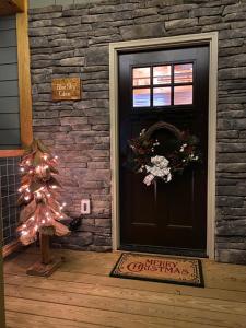 a christmas wreath on the door of a house at Blue Sky Cabin - Built in 2023 this 3 bed 2,5 bath home has gorgeous views in Jefferson