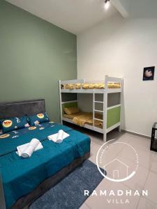 1 dormitorio con 1 cama y 1 litera en Ramadhan Villa PD, en Port Dickson