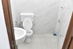 La salle de bains est pourvue de toilettes et d'un lavabo. dans l'établissement Urban Deck, à Colombo
