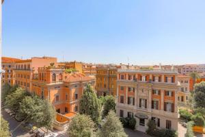 una vista aérea de una ciudad con edificios en Stella Luxury House, en Roma