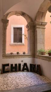 un edificio con una finestra e un cartello che dice Elvana di Casa di Chiara a Crotone