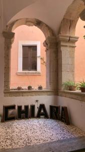 a building with a window and a sign that reads elvana at Casa di Chiara in Crotone