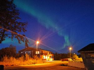 Eine Aurora im Himmel über einem Haus in der Nacht in der Unterkunft Cozy home in Gravdal
