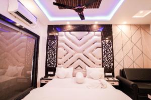 Bombay Beach Resort tesisinde bir odada yatak veya yataklar