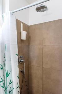 uma casa de banho com chuveiro e cortina de chuveiro em A23 - Monolocale in Ancona Centro sx em Ancona
