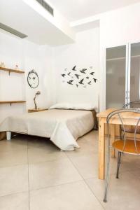1 dormitorio con 1 cama con pájaros en la pared en A23 - Monolocale in Ancona Centro sx en Ancona