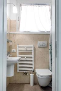 baño con aseo y lavabo y ventana en A23 - Monolocale in Ancona Centro sx en Ancona