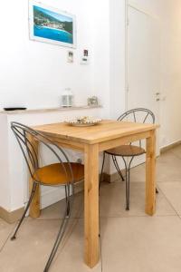 uma mesa de madeira e duas cadeiras num quarto em A23 - Monolocale in Ancona Centro sx em Ancona