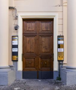 une grande porte en bois sur un bâtiment dans l'établissement V10 GUESTHOUSE - Vanvitelli 10, à Naples