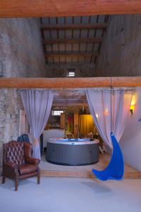 La maison SPA, PISCINE et CLIMATISATION في Sainte-Valière: غرفة معيشة بها أريكة وطاولة