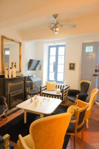 La maison SPA, PISCINE et CLIMATISATION في Sainte-Valière: غرفة معيشة بها طاولة وكراسي