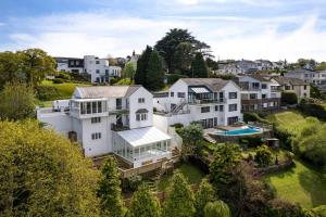 una vista aérea de una gran casa blanca en Stunning Property Seaviews, Private Pool & Parking, en Saundersfoot