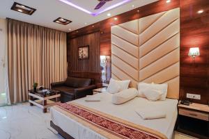 Habitación de hotel con cama y silla en Bombay Beach Resort, en Mandarmani