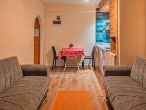 sala de estar con mesa y comedor en Bella Rose Apart Hotel, Renovated in 2023! en Alanya