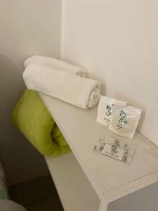 イーリャ・グランデにあるSUÍTES Caminho do Marのバスルームカウンターの上にタオルを置いて