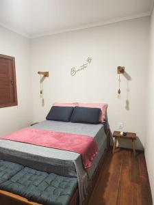 Pousada Bonita do Gostoso في ساو ميجيل دو غوستوسو: غرفة نوم بسرير وبطانية حمراء ورمادية