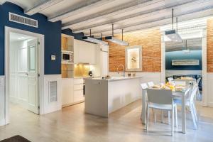 Kuchyň nebo kuchyňský kout v ubytování Enjoybcn Colon Apartments