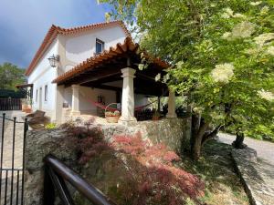 una casa blanca con una valla delante en Quintinha da Bé, Ourém, Portugal en Ourém