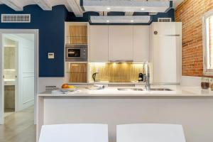 Kuchyň nebo kuchyňský kout v ubytování Enjoybcn Colon Apartments