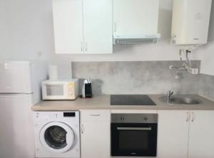 Kuchyň nebo kuchyňský kout v ubytování Apartamentos céntricos a 10 min de la playa + 4 fotografie