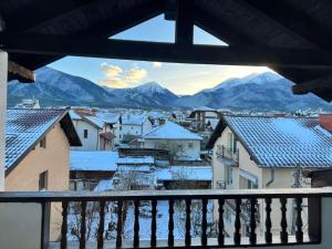 een balkon met uitzicht op een stad met besneeuwde daken bij Marand Boutique Apartments in Bansko