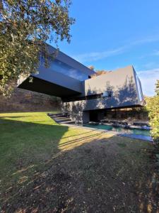 a modern house with a blue roof at the black line house in Olot
