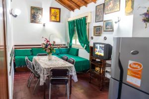 a living room with a green couch and a table at La Casita de Gesell in Villa Gesell