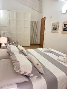 Duas camas grandes com almofadas num quarto em Appartamento nel Borgo em Rovereto