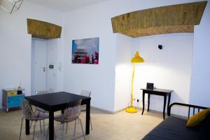 un soggiorno con tavolo e sedie neri di Home Rent Mancini a Roma