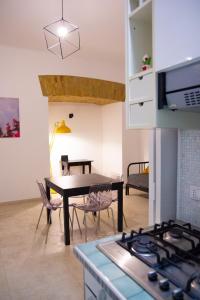 una cucina e una sala da pranzo con tavolo e sedie di Home Rent Mancini a Roma