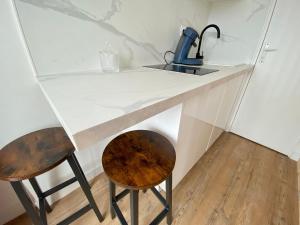 Кухня или мини-кухня в L'Escale Appartements et Suites en bord de Mer
