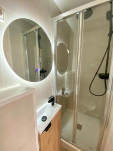 Ванная комната в L'Escale Appartements et Suites en bord de Mer