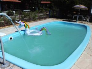 una piscina con una fuente de agua de unicornio en Comunidade Anuncia-Me en Guaratinguetá