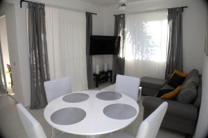 ein Wohnzimmer mit einem Tisch und einem Sofa in der Unterkunft Tamarindo Dominicus by Mireya in La Laguna