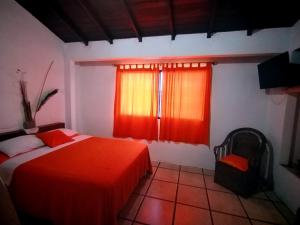 Rúm í herbergi á Hotel Cocos