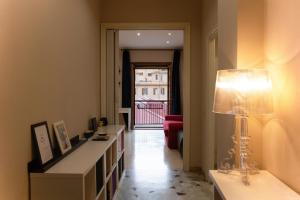 een woonkamer met een tafel en een lamp erin bij Domus Oriana in Rome