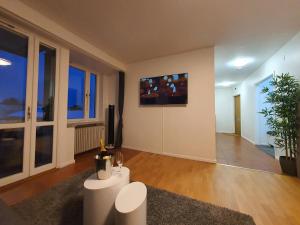 Close to the subway. Beautiful and Cozy apartment! في ستوكهولم: غرفة معيشة مع تلفزيون على الحائط