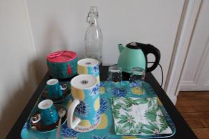 een tafel met bekers en een theepot bij Manoir de Bréançon 