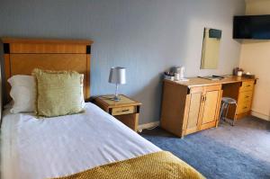Postel nebo postele na pokoji v ubytování Royal Hotel