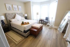 um quarto com uma cama e piso em madeira em Cozy Modern 3 bedroom Home in west Philly em Filadélfia